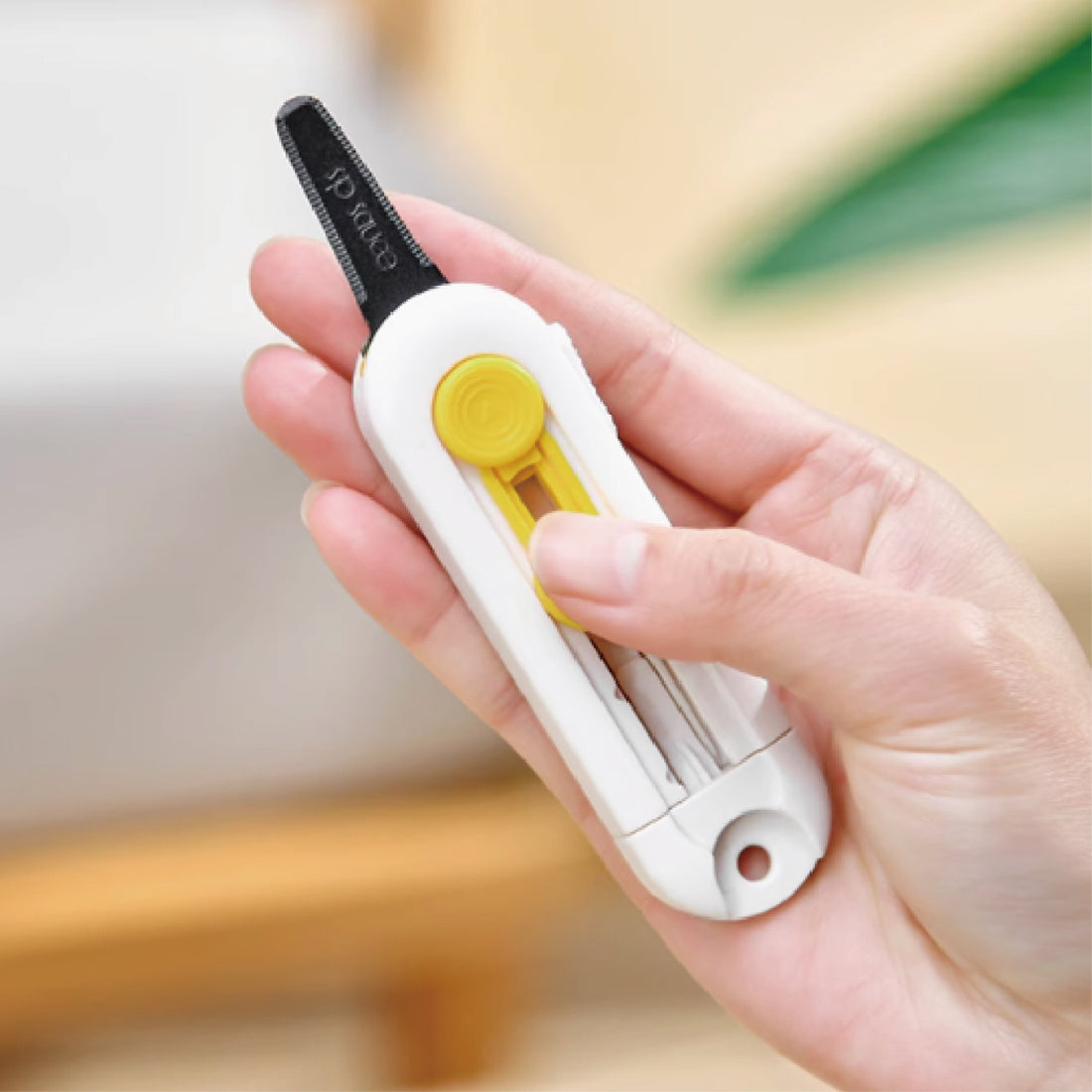 Magnetic Anti-Stick Box Cutter 磁吸防粘開箱刀